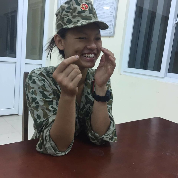 Muốn soi mặt mộc của sao nữ, không đâu chân thực hơn trong quân ngũ