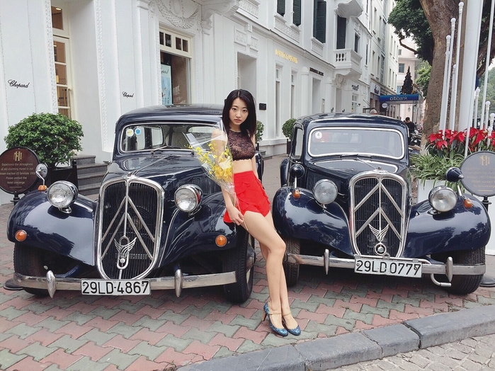 Mỹ nhân nước ngoài cùng khoe sắc ở phố đi bộ Hà Nội, ai ấn tượng nhất?