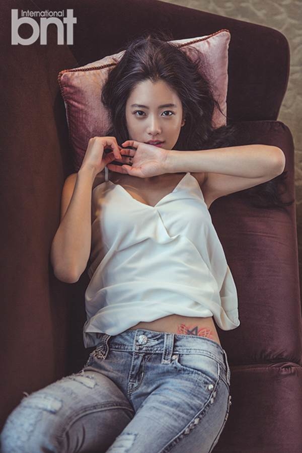 Mỹ nhân nước ngoài cùng khoe sắc ở phố đi bộ Hà Nội, ai ấn tượng nhất?