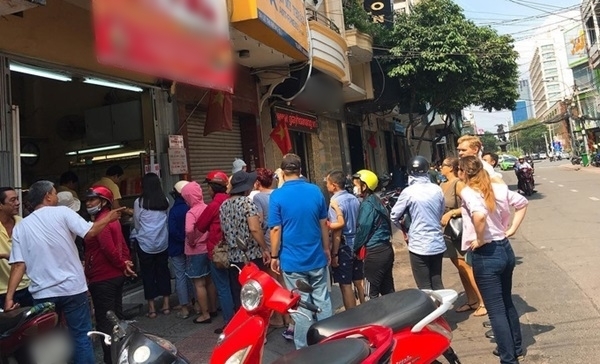 Người Sài Gòn xếp hàng dài chờ mua ổ bánh mì siêu ngon, siêu đắt