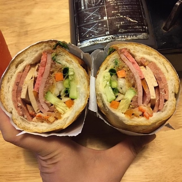 Người Sài Gòn xếp hàng dài chờ mua ổ bánh mì siêu ngon, siêu đắt