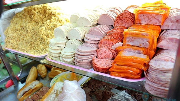 Người Sài Gòn xếp hàng dài chờ mua ổ bánh mì siêu ngon, siêu đắt
