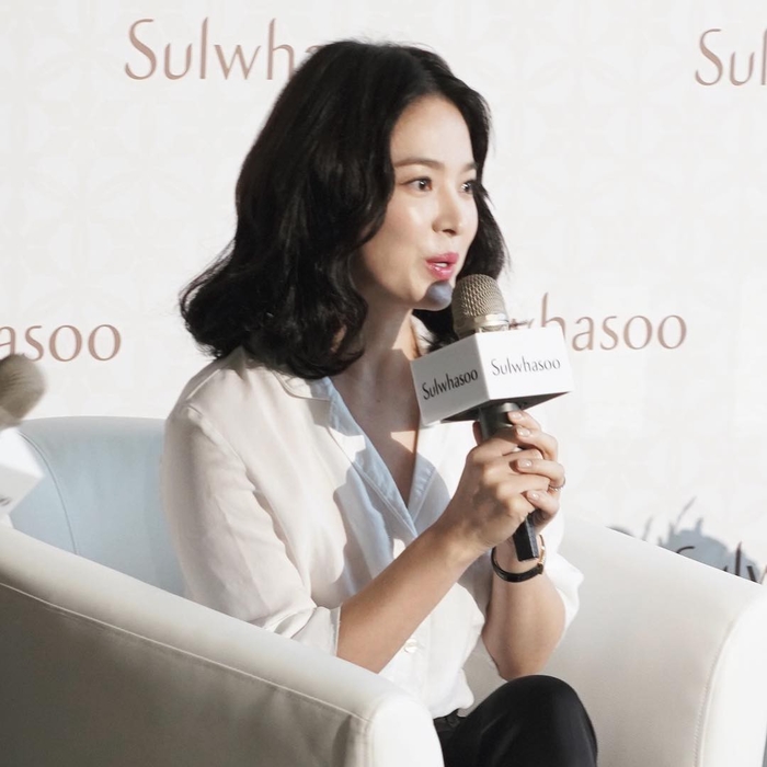 Nhan sắc khác biệt của Song Hye Kyo qua ống kính sự kiện và fan hâm mộ