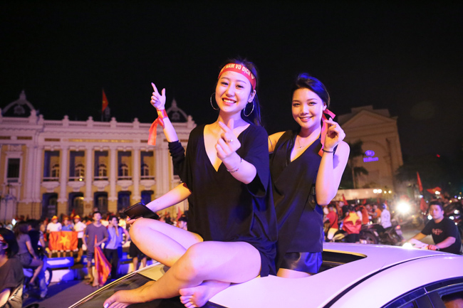 Những cô nàng fan girl xinh đẹp gây chú ý khi đi bão ăn mừng đêm qua