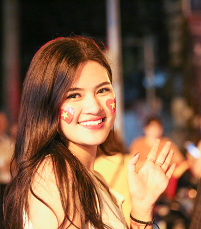 Những cô nàng fan girl xinh đẹp gây chú ý khi đi bão ăn mừng đêm qua