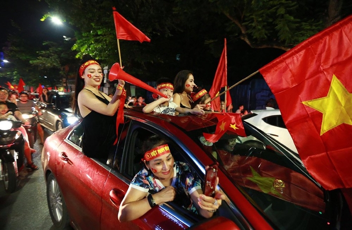 Những cô nàng fan girl xinh đẹp gây chú ý khi đi bão ăn mừng đêm qua