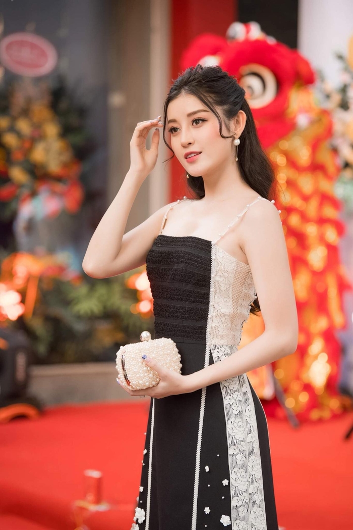 Những cô nàng Vbiz “mặt nữ sinh thân hình phụ huynh”
