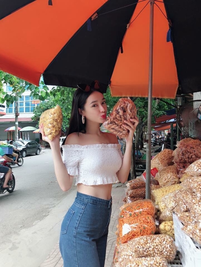 Những cô nàng Vbiz “mặt nữ sinh thân hình phụ huynh”