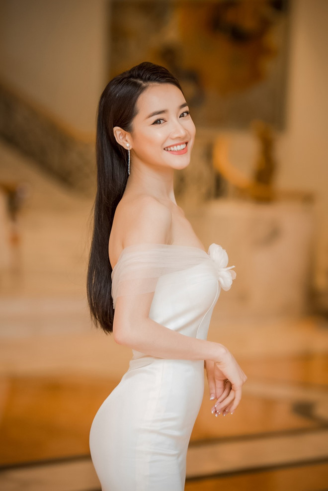 Những cô nàng Vbiz “mặt nữ sinh thân hình phụ huynh”