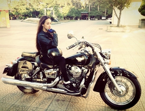Nhung nu biker 9x xinh dep lam chao dao cong dong mang Viet