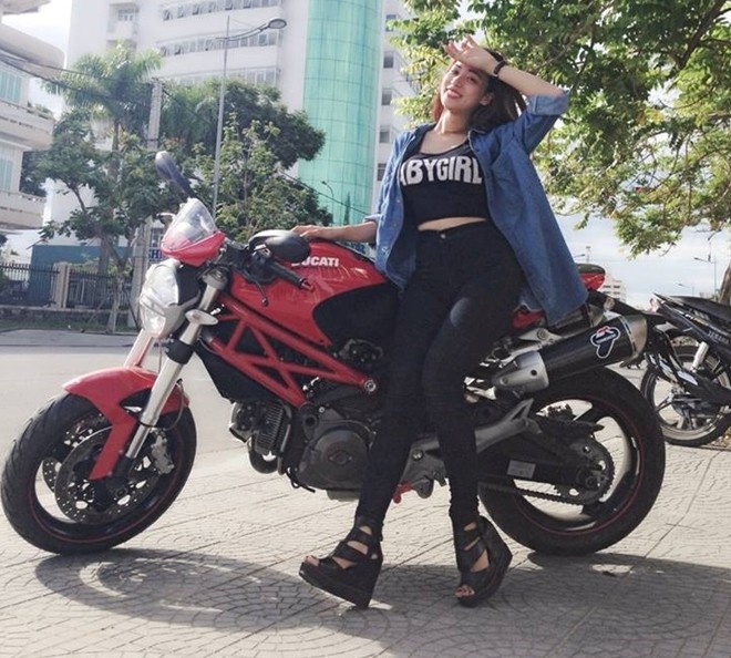 Nhung nu biker 9x xinh dep lam chao dao cong dong mang Viet