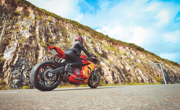 Nhung nu biker 9x xinh dep lam chao dao cong dong mang Viet