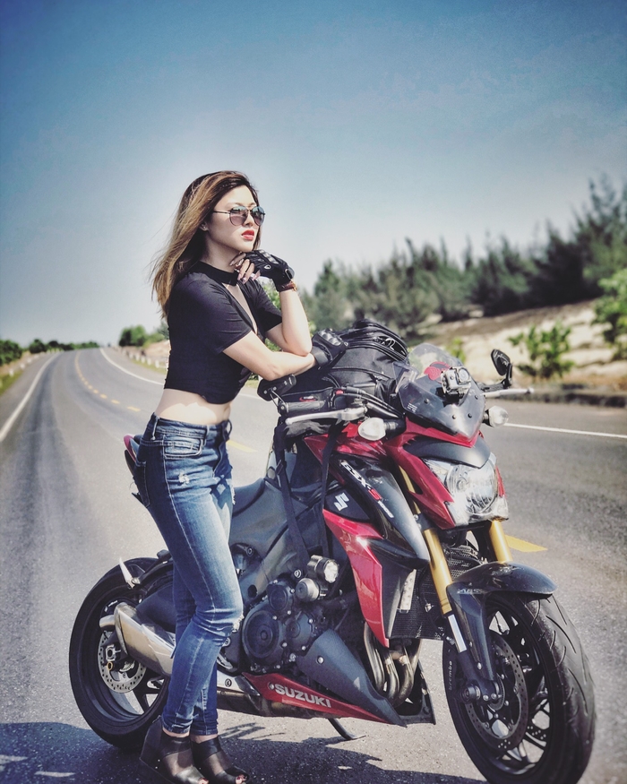 Nhung nu biker 9x xinh dep lam chao dao cong dong mang Viet
