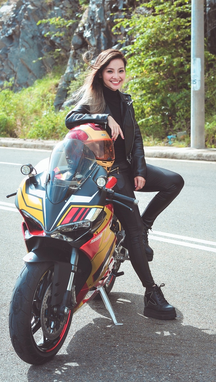 Nhung nu biker 9x xinh dep lam chao dao cong dong mang Viet