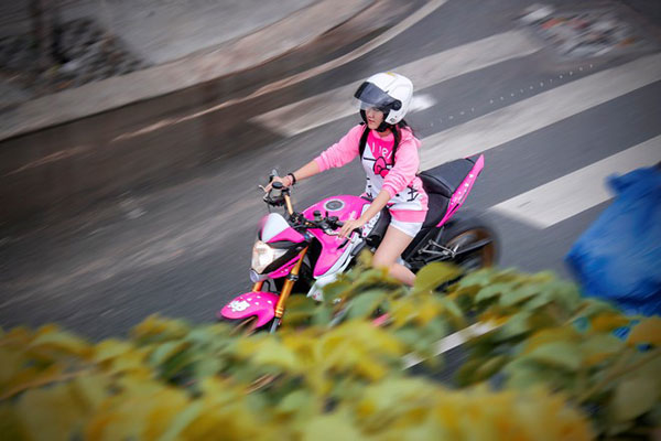Nhung nu biker 9x xinh dep lam chao dao cong dong mang Viet