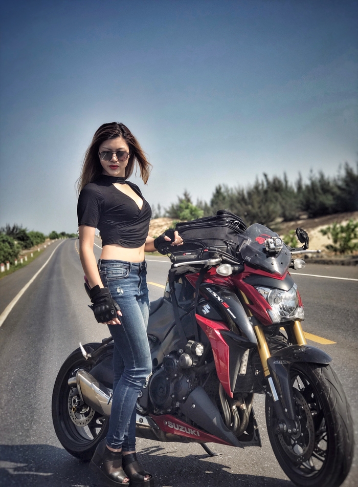 Nhung nu biker 9x xinh dep lam chao dao cong dong mang Viet