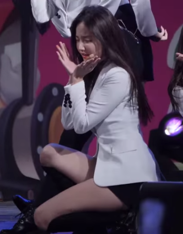 Những tai nạn sân khấu đáng quên trong cuộc đời idol Kpop