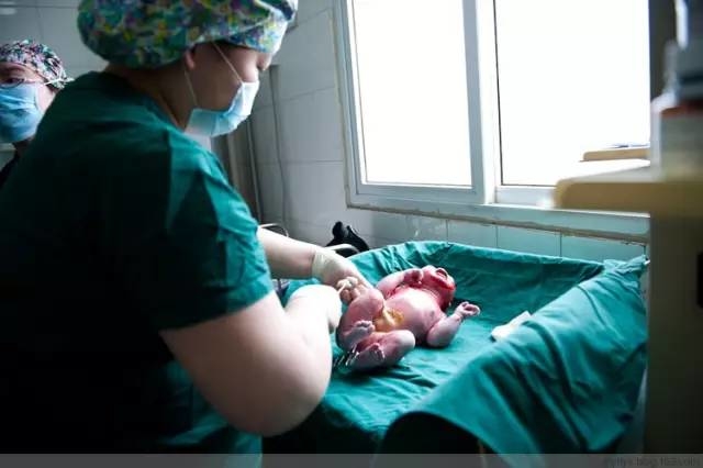 Nỗi khổ của phụ nữ khi phải trải qua ca sinh mổ