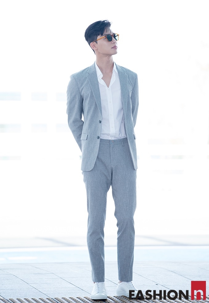 Park Seo Joon lên đường xuất ngoại với phong cách phó chủ tịch