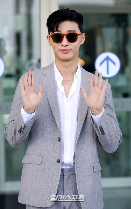 Park Seo Joon lên đường xuất  ngoại với phong cách phó chủ tịch 