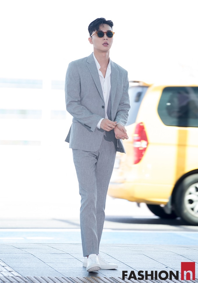 Park Seo Joon lên đường xuất ngoại với phong cách phó chủ tịch