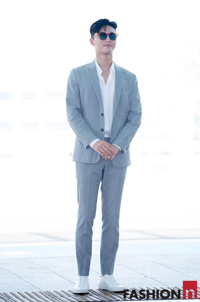 Park Seo Joon lên đường xuất ngoại với phong cách phó chủ tịch
