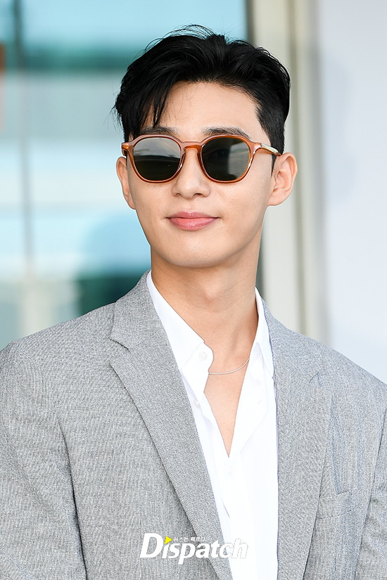 Park Seo Joon lên đường xuất ngoại với phong cách phó chủ tịch