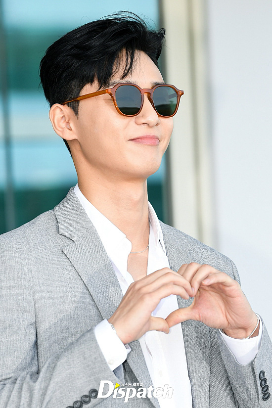 Park Seo Joon lên đường xuất ngoại với phong cách phó chủ tịch
