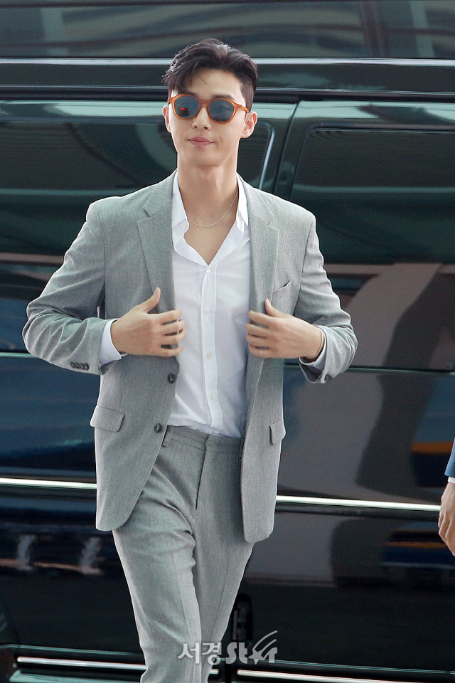 Park Seo Joon lên đường xuất ngoại với phong cách phó chủ tịch