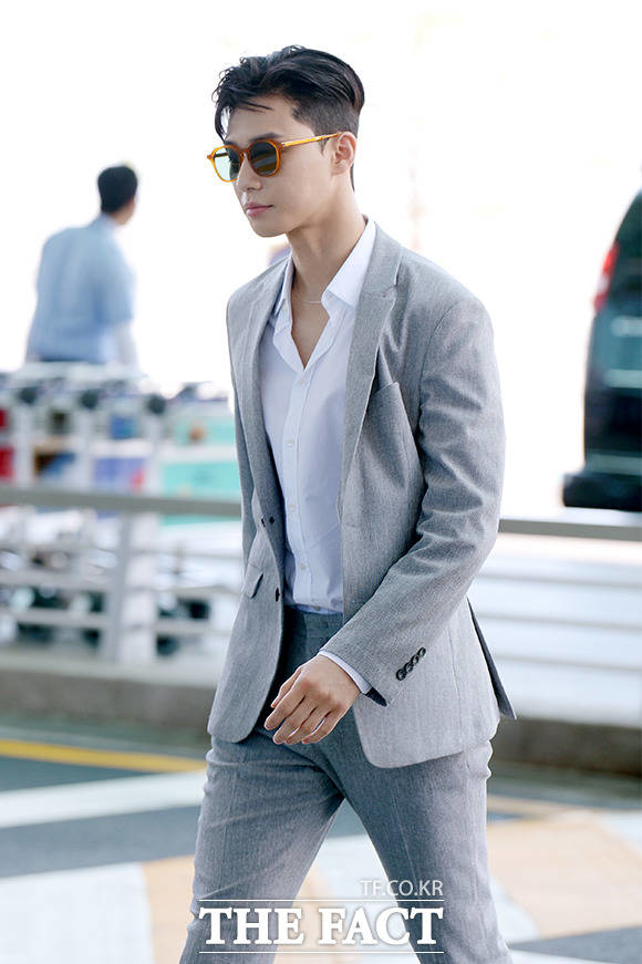Park Seo Joon lên đường xuất ngoại với phong cách phó chủ tịch