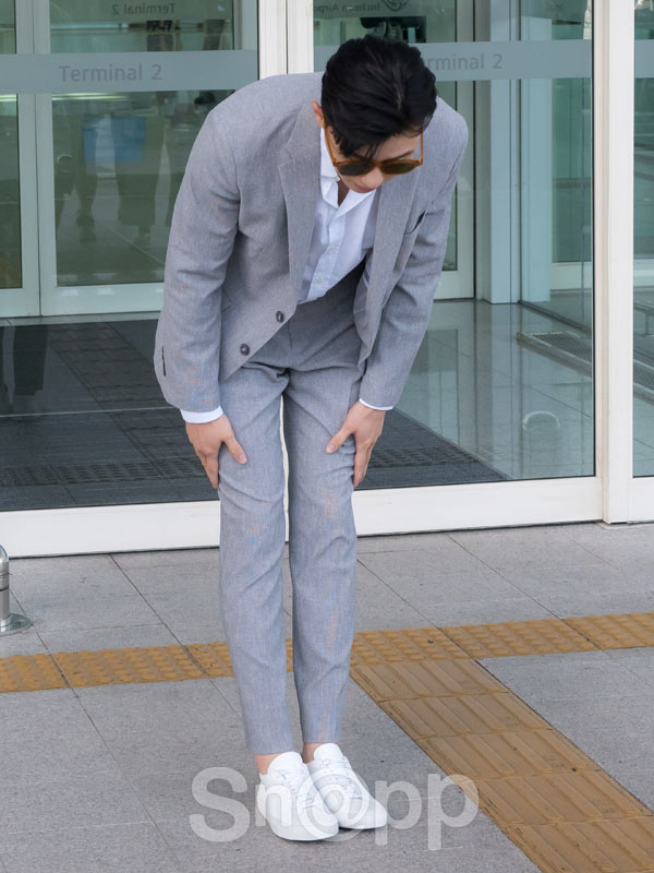 Park Seo Joon lên đường xuất ngoại với phong cách phó chủ tịch