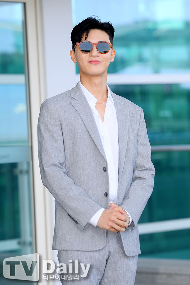Park Seo Joon lên đường xuất ngoại với phong cách phó chủ tịch