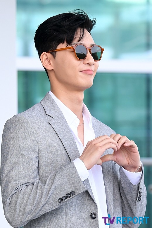 Park Seo Joon lên đường xuất ngoại với phong cách phó chủ tịch