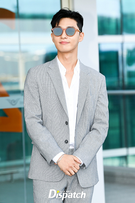 Park Seo Joon lên đường xuất ngoại với phong cách phó chủ tịch
