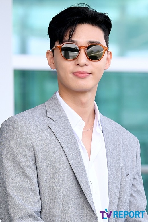 Park Seo Joon lên đường xuất ngoại với phong cách phó chủ tịch