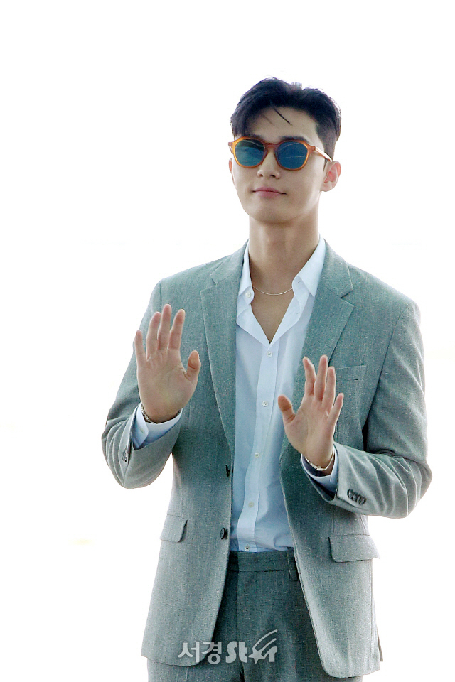 Park Seo Joon lên đường xuất ngoại với phong cách phó chủ tịch