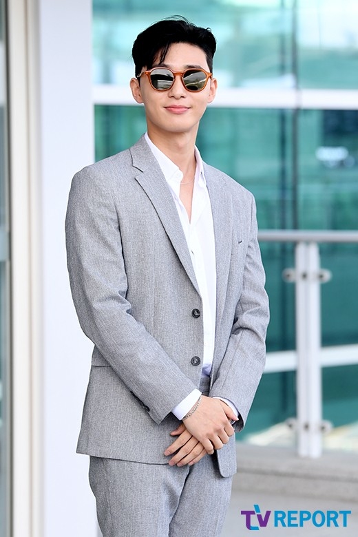 Park Seo Joon lên đường xuất ngoại với phong cách phó chủ tịch