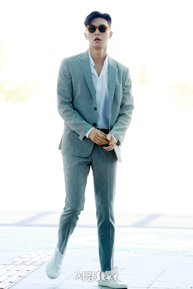 Park Seo Joon lên đường xuất ngoại với phong cách phó chủ tịch