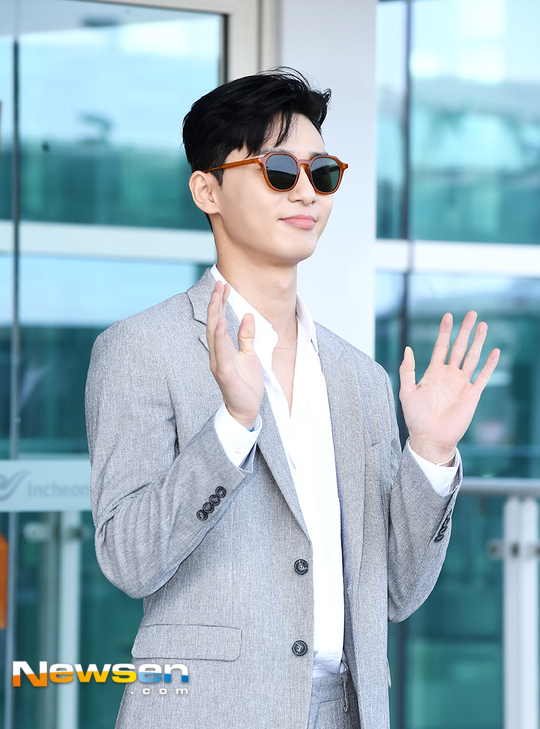 Park Seo Joon lên đường xuất ngoại với phong cách phó chủ tịch