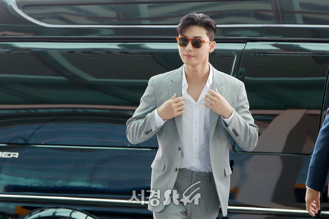 Park Seo Joon lên đường xuất ngoại với phong cách phó chủ tịch