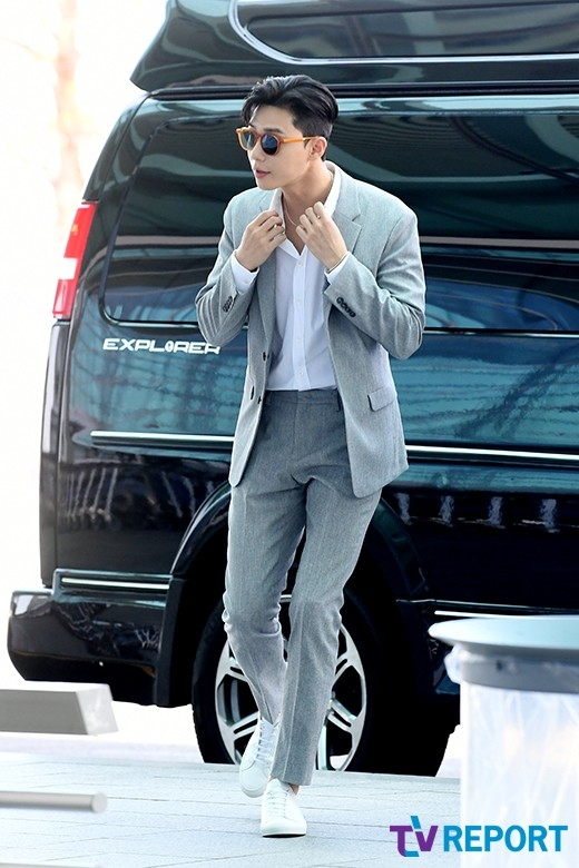 Park Seo Joon lên đường xuất ngoại với phong cách phó chủ tịch