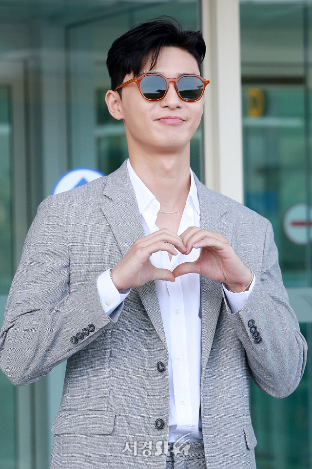 Park Seo Joon lên đường xuất ngoại với phong cách phó chủ tịch