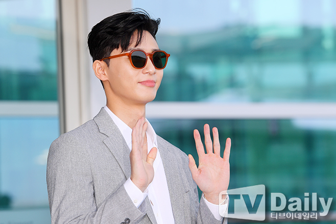 Park Seo Joon lên đường xuất ngoại với phong cách phó chủ tịch