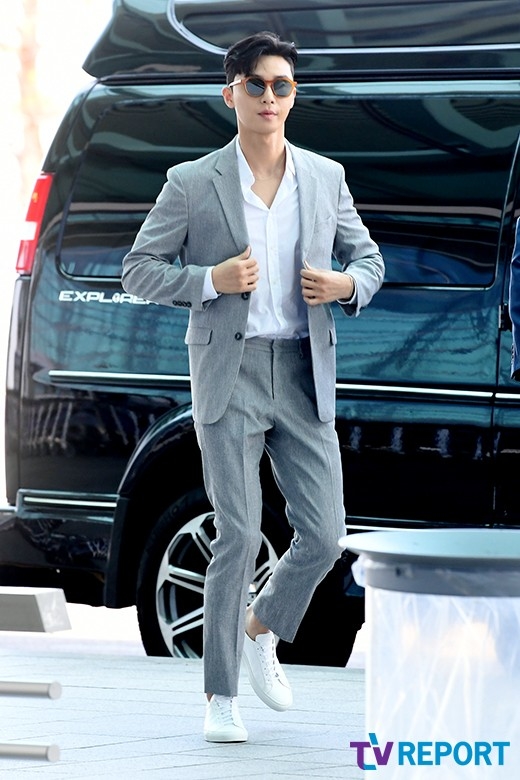 Park Seo Joon lên đường xuất ngoại với phong cách phó chủ tịch