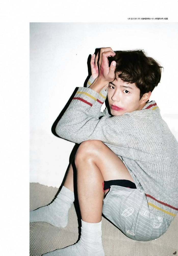 Thái tử tạo dáng phản cảm, Park Bo Gum bị nghi cổ súy ấu dâm?