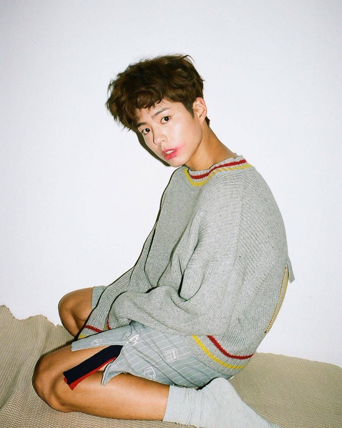Thái tử tạo dáng phản cảm, Park Bo Gum bị nghi cổ súy ấu dâm?