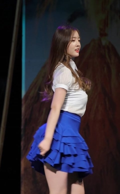 Phục lăn cách xử lý sự cố trang phục biểu diễn của các nữ idol Hàn