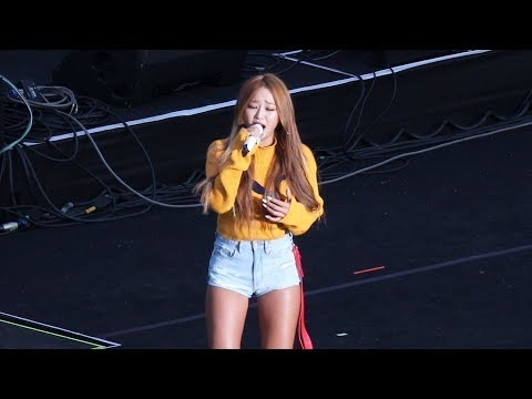 Phục lăn cách xử lý sự cố trang phục biểu diễn của các nữ idol Hàn