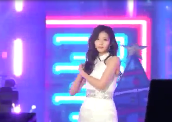 Phục lăn cách xử lý sự cố trang phục biểu diễn của các nữ idol Hàn