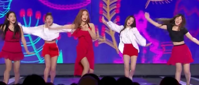 Phục lăn cách xử lý sự cố trang phục biểu diễn của các nữ idol Hàn
